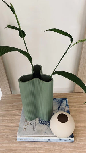 Ribbed Petal Vase Leaf (L)